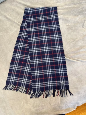 Mörkblå burberry halsduk  - Mörkblå bruberry halsduk i fint skick! Hör av dig vid frågor! P6
