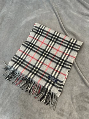 Grå Burrbery cashlir halsduk - Superfin och skön burberry cashmir halsduk. Hör av dig vid fler frågor! P7
