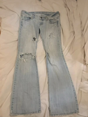 Lågmidjade ljusblå America eagle jeans - Säljer dessa as snygga lågmidjade American eagle jeansen i storlek 4 vilket motsvarar w27. De har lite defekter så som att de är insydda i benen och har ett hål mellan benen och ett litet på fickan. Midjemått: 43, innerben: 77cm. Pris kan diskuteras. Och du kan inte avbryta beställningen för att de är ”dåligt insydda” eftersom bilder finns🥹💕💕 