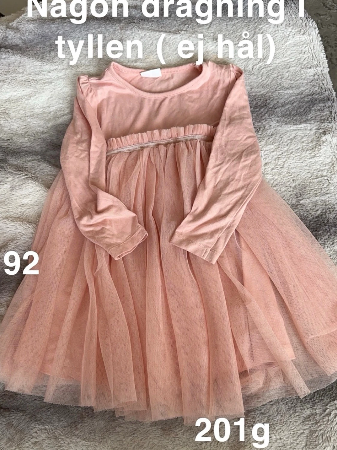 Rosa tyllklänning med lång ärm