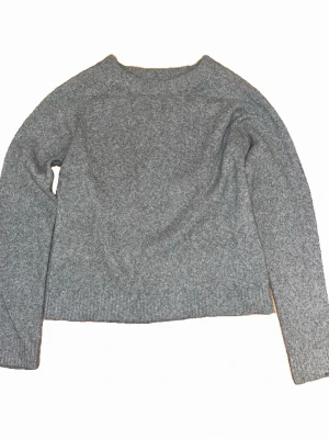 Grå stickad tröja från Vero Moda - Mysig grå stickad tröja från Vero Moda i storlek S. Tröjan har rund hals, ribbade muddar och lång ärm. 