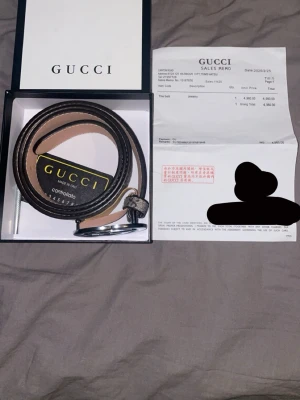  bälte - Säljer ett klassiskt  bälte i beige med det ikoniska  Supreme-mönstret. Bältet har silverfärgat spänne och är gjort i slitstarkt syntetmaterial med skinn-detaljer. Perfekt accessoar för att lyfta vilken outfit som helst.