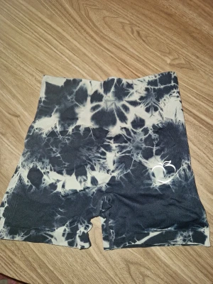 träningsshorts från Peach XS - Säljer ett par  högmidjade träningsshorts från Peach i storlek XS. 