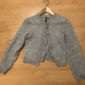 Grå cardigan - Grå cardigan i storlek XXS, men passar mig som är en S. Endast testad 