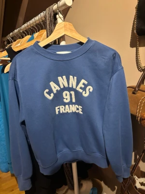 college tröja med vit text  - sååå fin och mysig. Köptes i höst men användes få ggr🩷