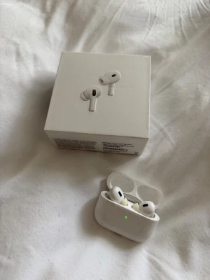 Air pods pro gen 2  - Säljer AirPods Pro gen 2, kvitto finns. Använda men i väldigt fint skick, finns lite små repor på själva skalet men ingenting som störst, ljudet e precis som de ska och inte dåligt alls och inte batteriet heller. 
