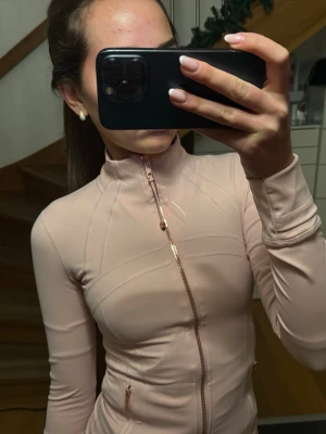 Lululemon Define jacka - Fin kofta från lululemon som jag fick i julklapp men är inte riktigt min stil. Storlek 2. 