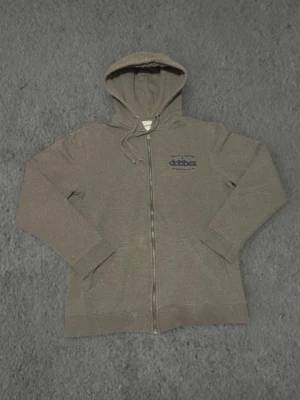 Dobber Zip Hoodie - Grå zip hoodie Dobber Mycket fint skick Storlek Medium Hör av dig funderingar✅