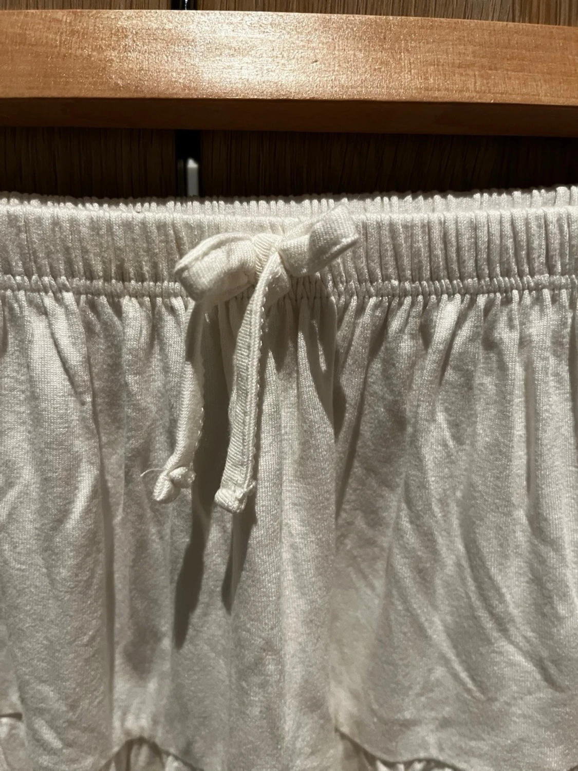 Vit volangkjol med knytband - 1