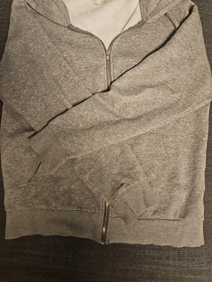 Grå hoodie  - Det är en grå hoodie som sitter bra och passar till dem flesta outfitsen den är simpel och kan inte gå fel med. Inga defekter som hål eller fläckar! Skriv om det finns några frågor😁