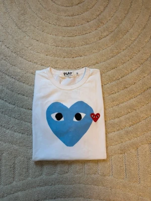 Comme des Garçons T-shirt  - Skick: 7/10 | Storlek: M | Mitt pris: 299 | Defekter: Se bild 3 | Passar längd 170-175 | Mått Längd: 60 cm Bred: 47 cm | Hör av er vid frågor! 🙌