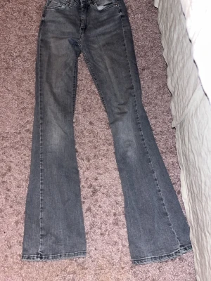 Grå bootcut jeans från ONLY XS - Säljer ett par gråa bootcut jeans från ONLY i storlek XS. Jeansen har klassisk femficksdesign, normal passform och är tillverkade i mjukt denimtyg. Snygg tvättad look och perfekt för dig som gillar en lite vidare benslut.