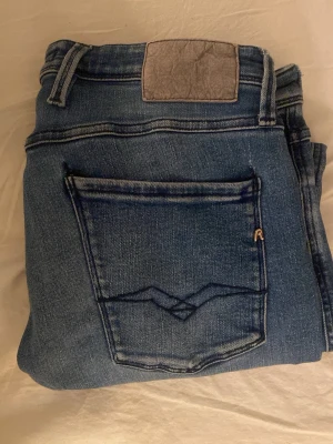 Replay Anbass blå jeans - Säljer ett par Replay Anbass jeans i klassisk blå tvätt. Jeansen har raka bakfickor med broderad detalj och Replay-logga. Modellen är slim och materialet är mjukt jeans-tyg som sitter skönt. Skriv privat för mer bilder 