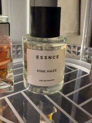 ESSNCE ”Pink Haze” - Har enbart använt några gånger, mycket kvar i                    Doftnoter • vilda bär, mandarin, apelsin, gardenia, jasmin, kaprifol & mer. 50 ml