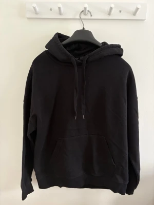 Unisex Svart Hoodie - Svart hoodie från FBsisters i storlek XS (stor i storleken) En klassisk svart hoodie som passar både tjejer och killar. Är i bra skick och perfekt för vardag, skola eller mysiga hemmadagar 