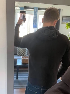 Cp company hoodie - En rätt så använd tröja från cp company. Säljs för 899. Är solblekt och har sätt bättre dagar men den är i bra skick. 