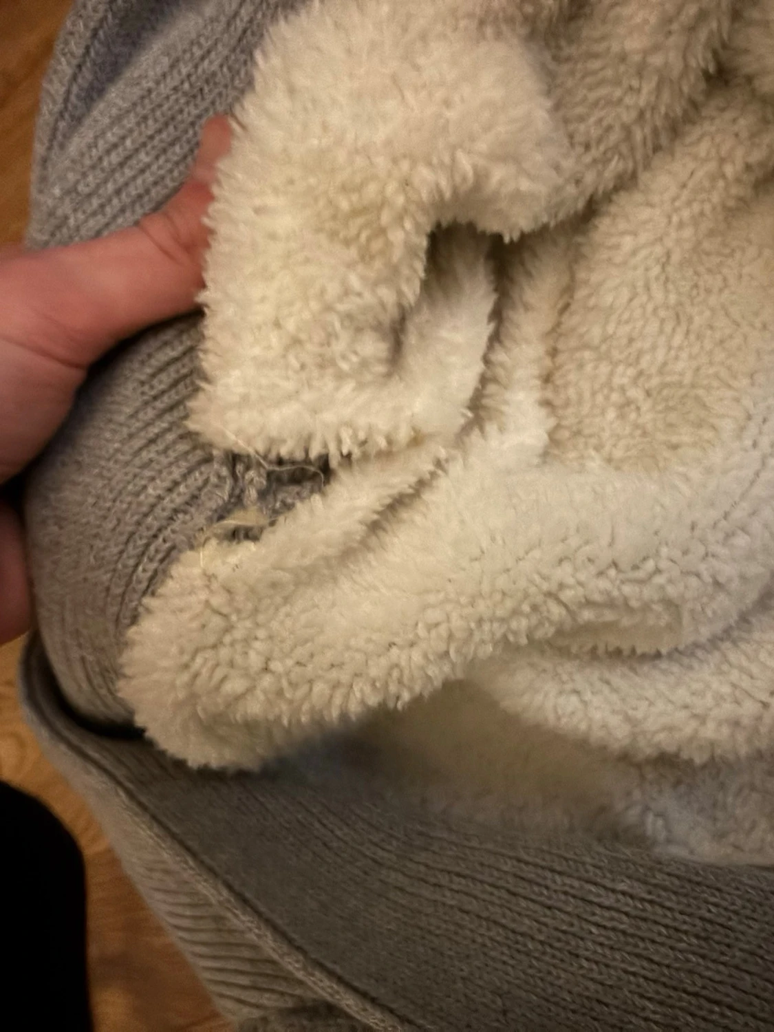 Grå stickad kofta med fuskpälsfoder - 2