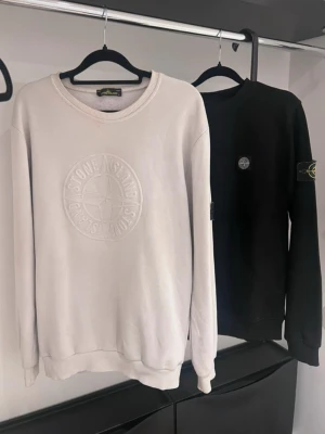 Två stone island tröjor - Svarta är medium. Vita Large. Klippt av qr koden och stone island loggan är lite tvättad. Annars väldigt bra. Pris kan debatteras . Vill du ha individuella. Kontakta