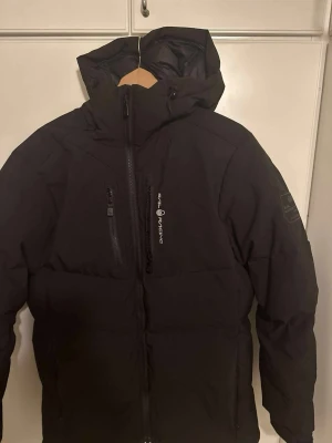 ❄️ Vinterjacka i toppklass – Sail Racing Patrol Down, strl M - Säljer min Sail Racing Patrol Down jacka i storlek M. En exklusiv och stilren dunjacka som är perfekt för kalla vinterdagar – varm, bekväm och riktigt snygg.  Jackan är endast använd i ungefär en månad och är i nästan nyskick. Den har mest legat hemma, därför säljer jag den nu. Inga fläckar eller skador – ser ut och känns som ny.  Nypris: ca 4 000 kr Mitt pris: 2000 kr  Vid snabb och smidig affär: 1 700 kr  Detta är en jacka som både värmer ordentligt och ger en ren och exklusiv känsla. Perfekt 