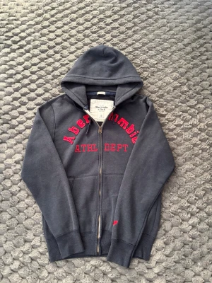 Abercrombie & Fitch zip hoodie  - Skick: 8/10 || Storlek: S || Pris: 649 || Inga defekter || Passar längd 175 || Hör av er vid frågor! 