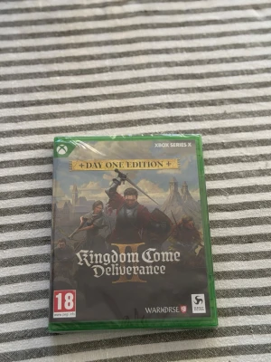 Kingdom Come: Deliverance II Day One Edition (Xbox Series X) - Kingdom Come: Deliverance II Day One Edition till Xbox Series X, helt ny och inplastad. Upplev ett episkt medeltida äventyr med realistisk grafik och djup story. PEGI 18. Perfekt skick, ingen synlig skada på förpackningen.De är helt nytt aldrig använd ( orsak, varför det inte använt  köpte till fel xbox ) plasten sitter även kvar