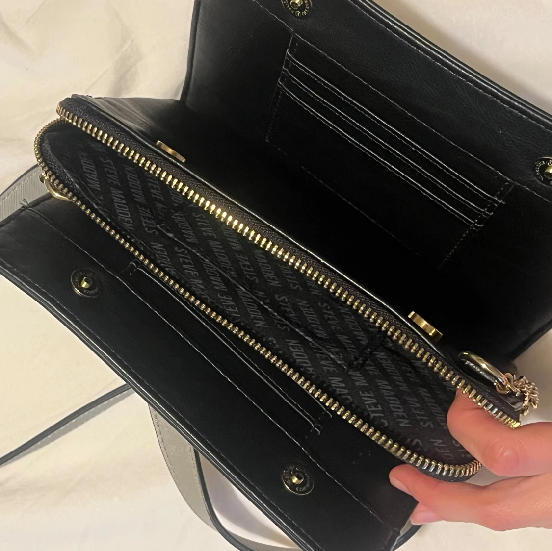 Grå axelväska från Steve Madden - 1