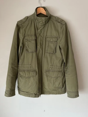 Olivgrön Field Jacket  - Olivgrön Field Jacket | Mycket bra skick! | Storlek M | Hör av dig om du undrar något 🙌🏼