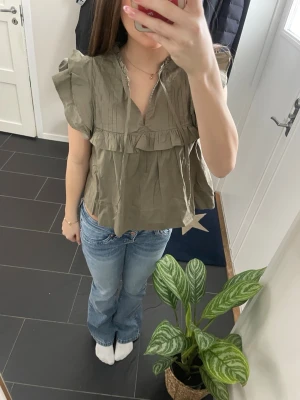 Olivgrön blus - En helt oanvänd grön blus från gina tricot! Jätte fin och aldrig använd, säljer pågrund av att ajg har två likadana. Nypris 400kr💞