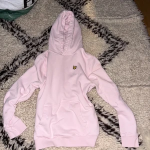 Ljusrosa hoodie - Ljusrosa hoodie från lyle & scott! Jätte bra skick! Bara använd en gång. Storlek: xs