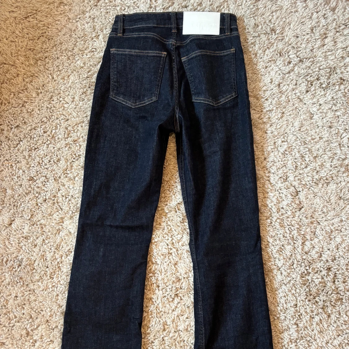 Mörkblå bootcut jeans från DNM7