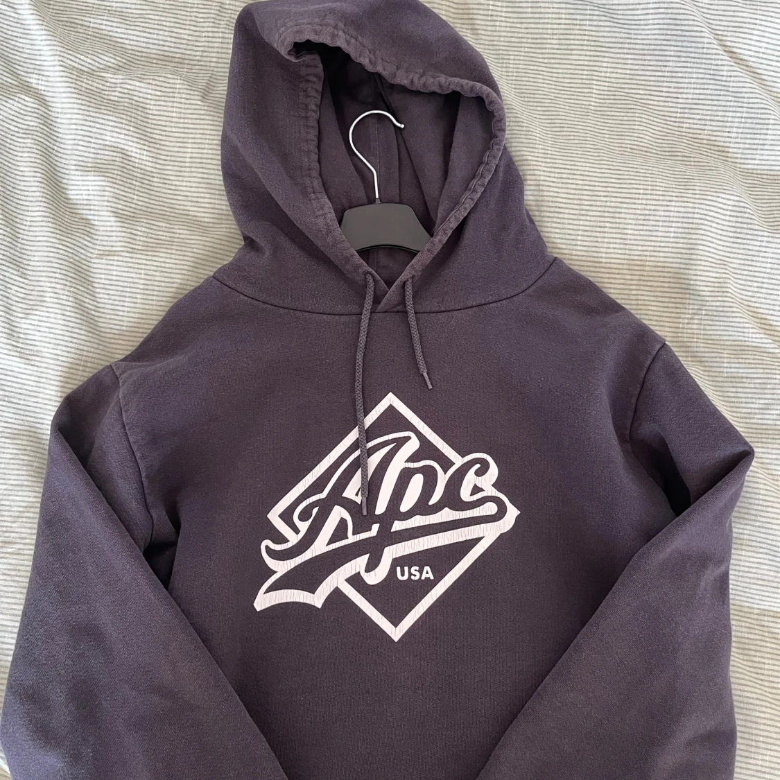 Mörkgrå hoodie från A.P.C.