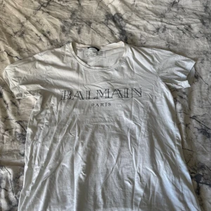 Balmain Tshirt - En Balmain tshirt med motiv. Tunn tshirt och sitter ”regular”