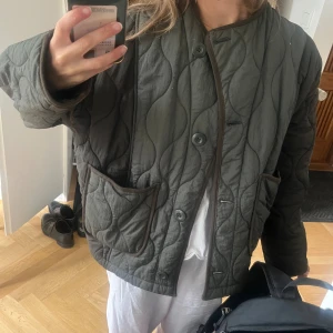 Quiltad grön jacka från Zara XS - Så snygg jacka från Zara!