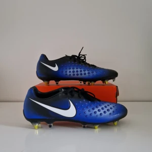 Fotbollsskor  - Nike magista opus sg-pro anti-clog elite, bara använda en gång 