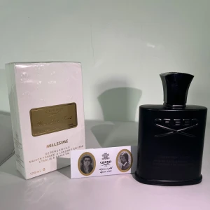 Creed Green Irish Tweed 120ml parfym - Lyxig parfym från Creed, Green Irish Tweed, 120ml. Flaskan är mattsvart med elegant form och tydlig logga. Kommer med vit kartong med guldfärgad detalj och äkthetskort. En klassiker med fräsch, grön och maskulin doft.