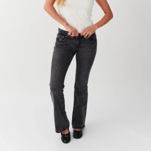 Jeans från Gina tricot - Storlek 32! Utsvängda och bra skick, passar mig som är 172💓💓