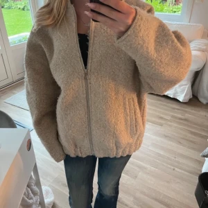 Beige teddyjacka från Zara - Mysig teddyjacka från Zara i beige färg med mysigt tyg