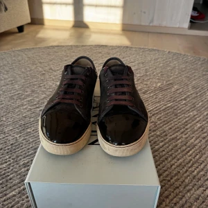 Lanvin cap toe  - Säljer nu mina grå lanvin cap toe I mocha. Relativt bra skick, dom har täcken på användning men fortfarande fräscha. Dom är storlek 42 men passar även 43. 