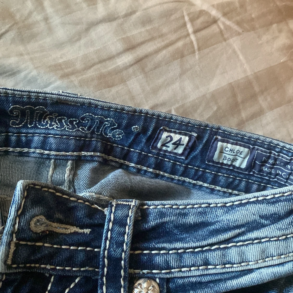 Blå jeans med broderade bakfickor - 4