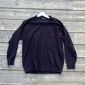 Ralph Lauren Kashmir - En riktigt fet mörkmarinblå 100% Kashmirtröja i storlek s/m! Tröjan är använd så den är lite knopprig, och tagen uppe har släppt lite. Det står M på den, men skulle säga att den är större S. Riktigt skön inför vintern 💪hör av er vid frågor eller funderingar 🙏