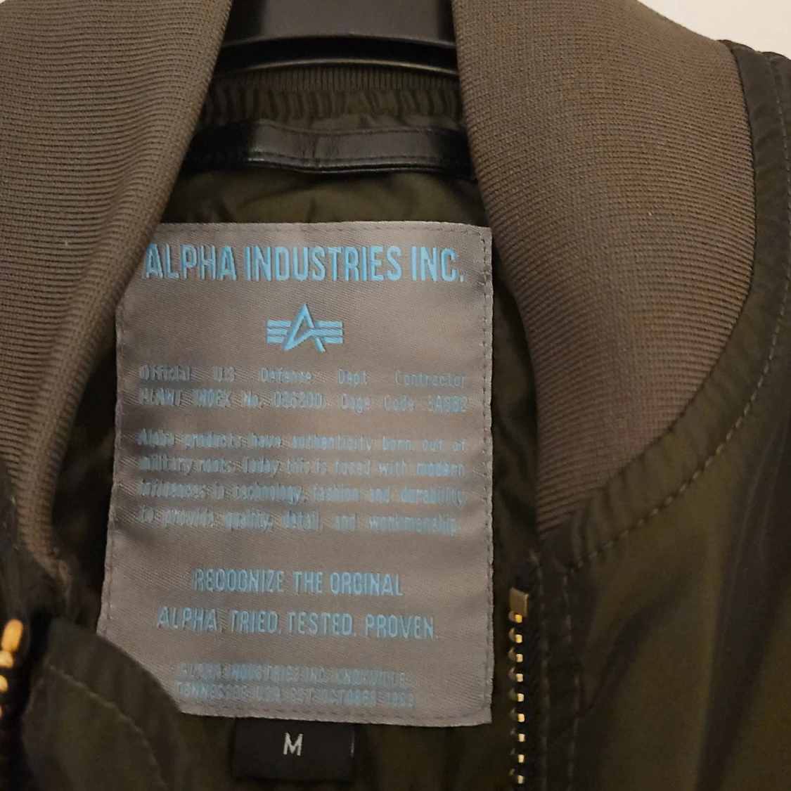 Svart bomberjacka Alpha Industries M - 1