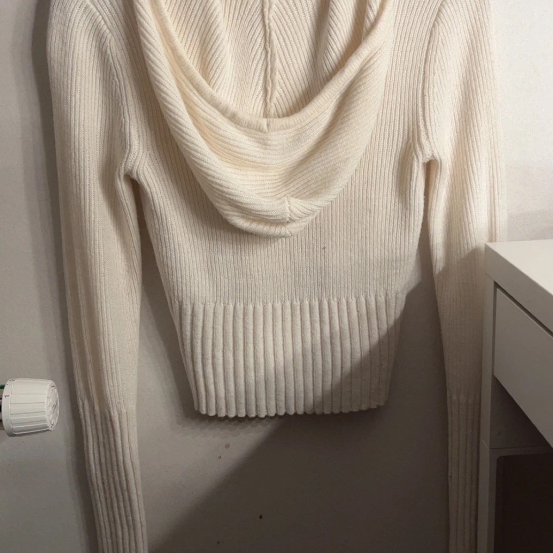 Vit ribbstickad hoodie med dragkedja - 1