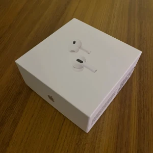 AirPods Pro 2 - Säljer dessa, fick dom som present men vill ej ha med pluppar där av säljer jag dom. De är ej använda utan har endast öppnats och testats. Fick de som present men kan möjligen ta fram kvitto. Allt ingår: laddare, pluppar, case, dvs allt.  Ordinarie pris 2880