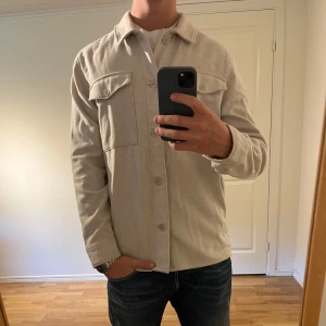 Grå Overshirt These Glory Days - Säljer denna sjukt snygga Overshirten från These Glory Days⭐️ Färgen är grå och storleken är M✅ Den har inga defekter och skicket är utomordentligt🙌🤝 Sjukt najs passform och passar perfekt till hösten🍁🙌 Tveka inte på att höra av er dig vid minsta fråga eller fundering😊