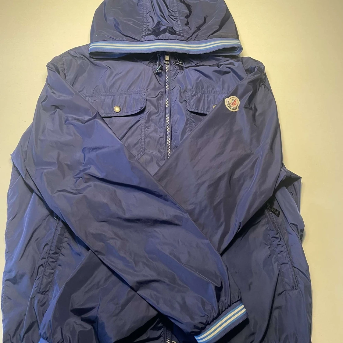 Blå vindjacka från Moncler.  - 2