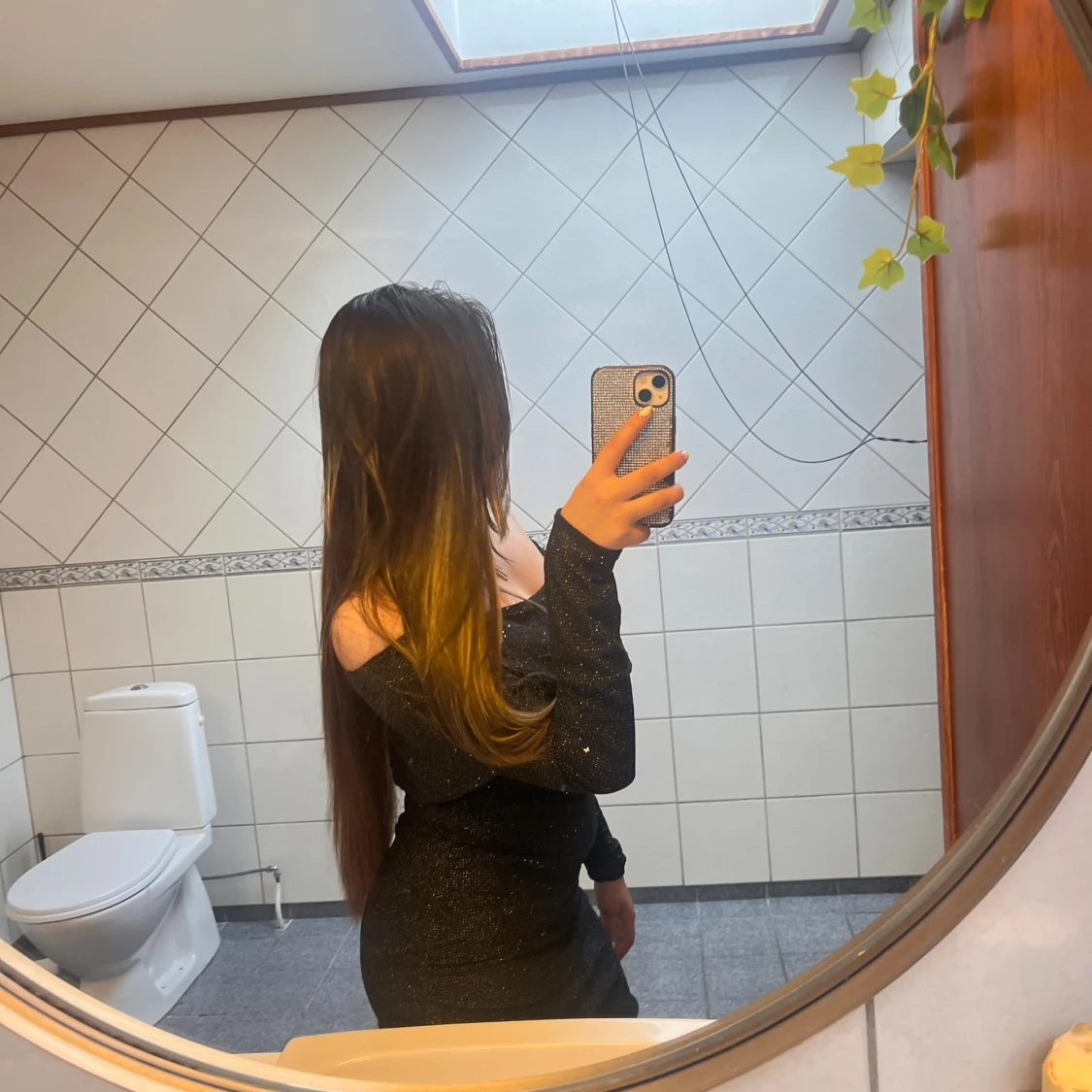 Svart glittrig offshoulder klänning - 3