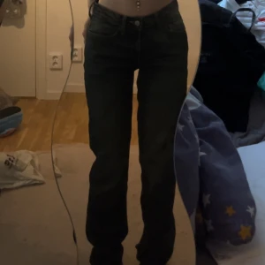 Lager 157 mörkblå jeans XXS - Säljer ett par klassiska lager 157 jeans i smutsig mörkblå denim. Byxorna har raka ben, hög midja och knäppning med 4 knappar framtill. Passformen är normal och modellen är tidlös, perfekt till många olika stilar. Storlek XXS, passar dig som gillar en smalare look.