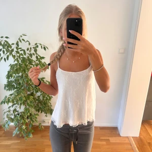 Spets topp - Säljer en spets topp från bikbok. Knappt använd så jättebra skick. 