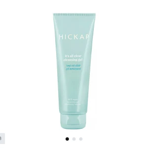 Hickap It's All Clear Cleansing Gel - En ljusblå tub med Hickap It's All Clear Cleansing Gel, perfekt för dig med normal, kombinerad eller oljig hud. Vegansk formula som rengör huden på djupet. Tuben är smidig och lätt att använda, med stilren design och silvrig logga.