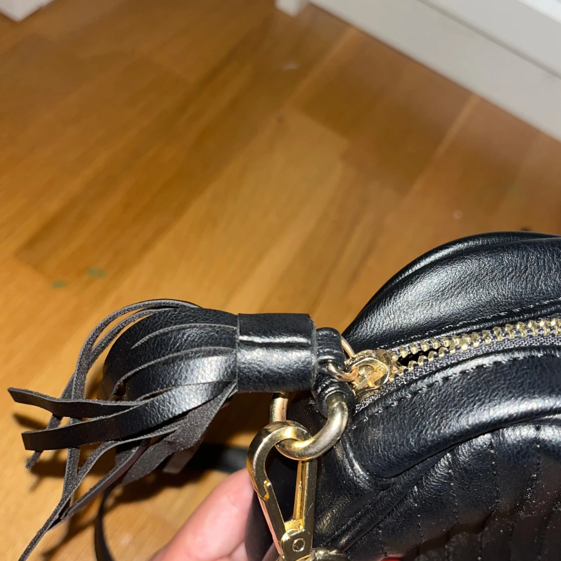 Svart axelväska med tofsdetalj - 4